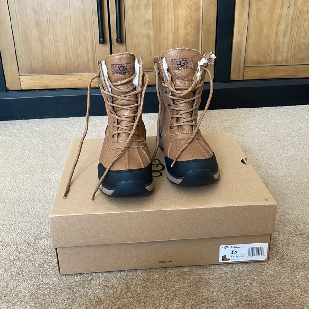 UGG Adirondack III Hiker w/ flaw